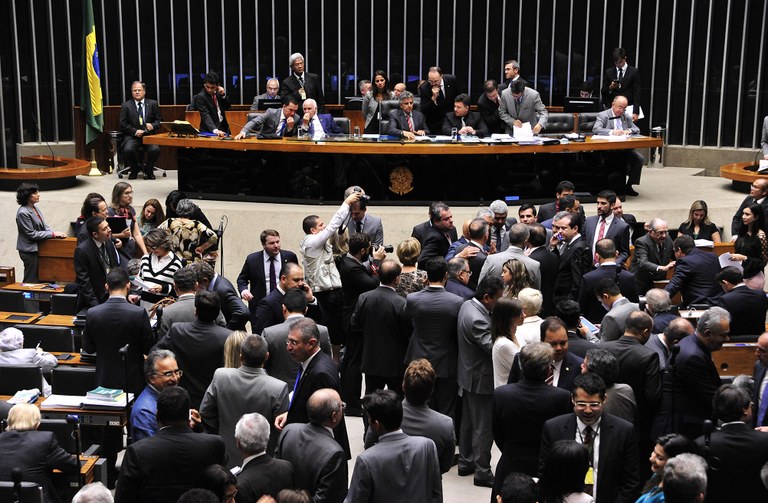 Deputados aprovam urg�ncia para o pr�-sal