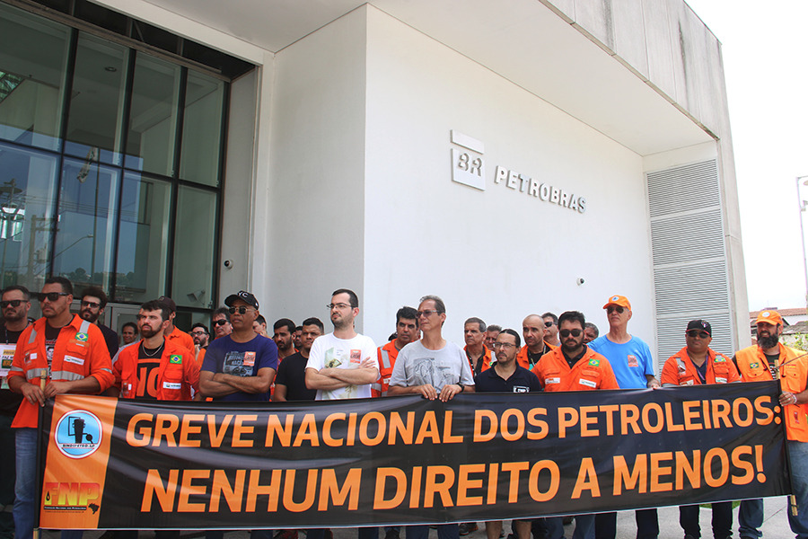 Petroleiros em greve realizam ato unificado no Valongo, em Santos