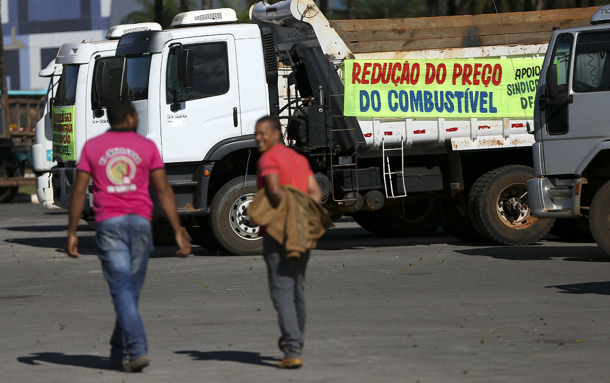 Sindipetro-LP se solidariza  luta dos caminhoneiros, em greve contra o PPI, atacados pela PM