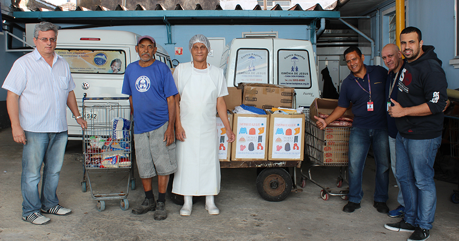 Sindipetro-LP entrega doaes de roupas e alimentos para instituio filantrpica Ismnia de Jesus