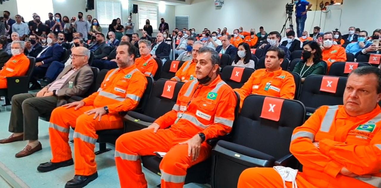 Gestores cometem infrações de regras da Petrobrás durante visita de Bolsonaro ao GASLUB, no Rio de Janeiro
