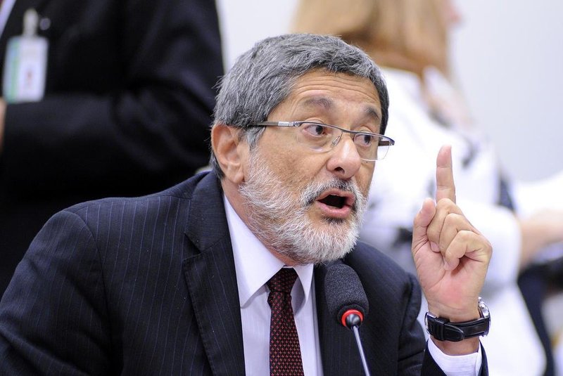 “Petrobrás está sendo suicida”, diz  José Sergio Gabrielli, economista e ex-presidente da empresa
