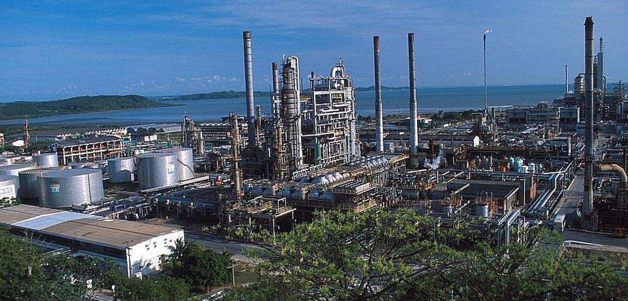 Donos da Refinaria Landulpho Alves, privatizada, decidem exportar e deixam navios sem combustvel na Bahia