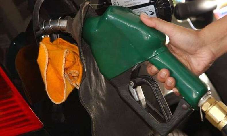 De acordo com levantamento, refinaria privatizada vende gasolina 14 centavos mais caro do que a Petrobrs